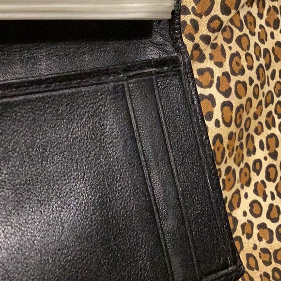 Very nice like new soft leather Black Kenneth Cole men’s wallet w picture area. - Picture 5 of 7